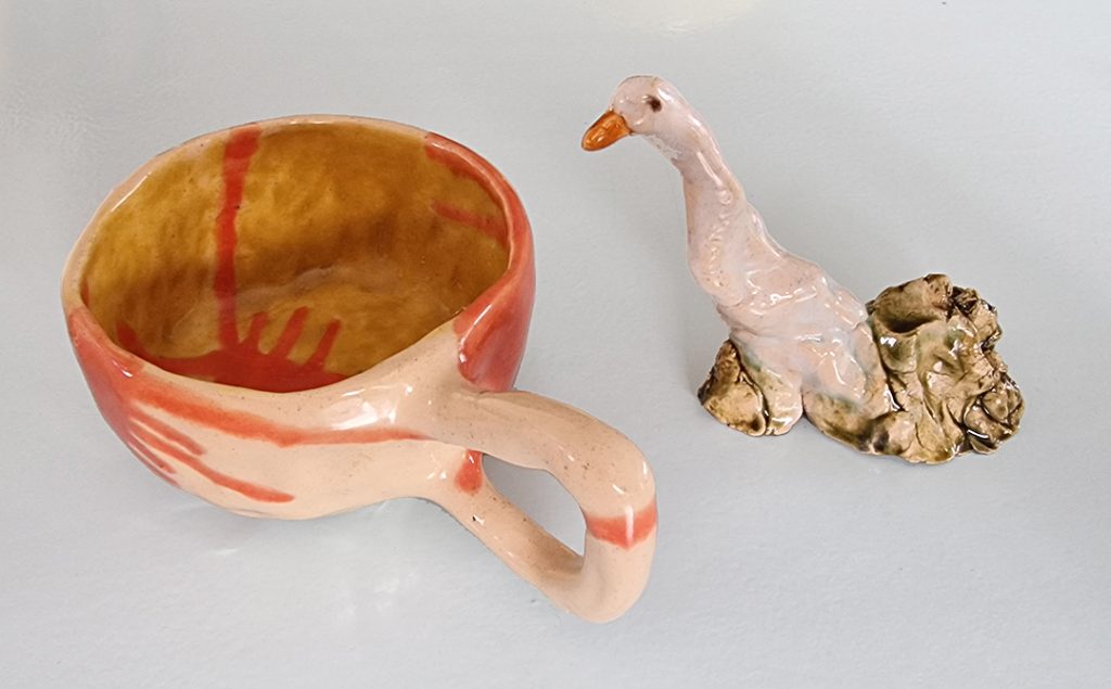 Handvormen van keramiek. Een kopje en een gans. Gemaakt door een cursist.