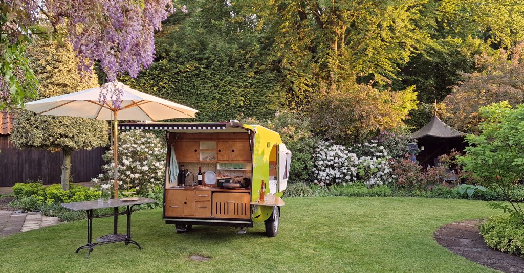 tiny caravan op het gazon
